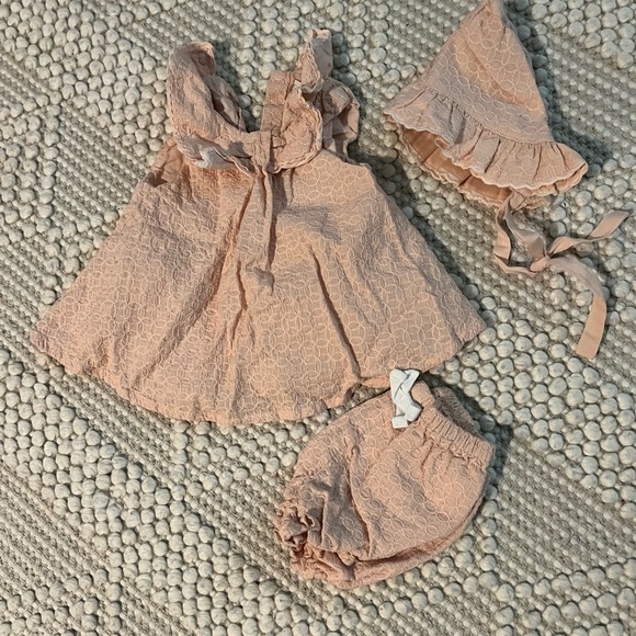 (3/$15‼️) Baby Girl Matching Set with Hat - Picture 2 of 2